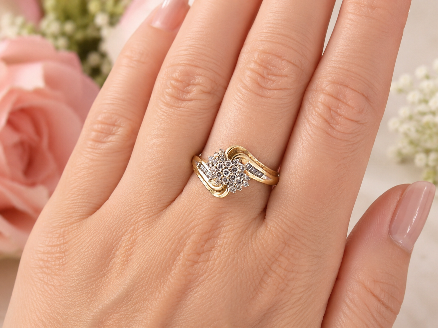 9ct Gold Diamond Cluster Ring – Diamond Set Shoulders – Size P