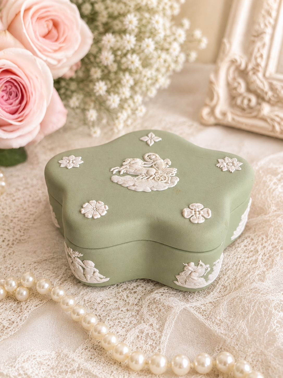 Wedgwood green Jasperware Star-Shaped Trinket Box – Classical White Relief Decoratio